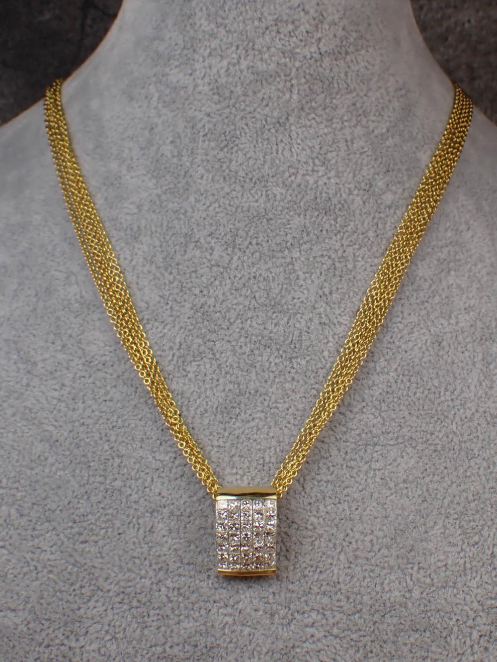 A DIAMOND PENDANT NECKLACEA DIAMOND