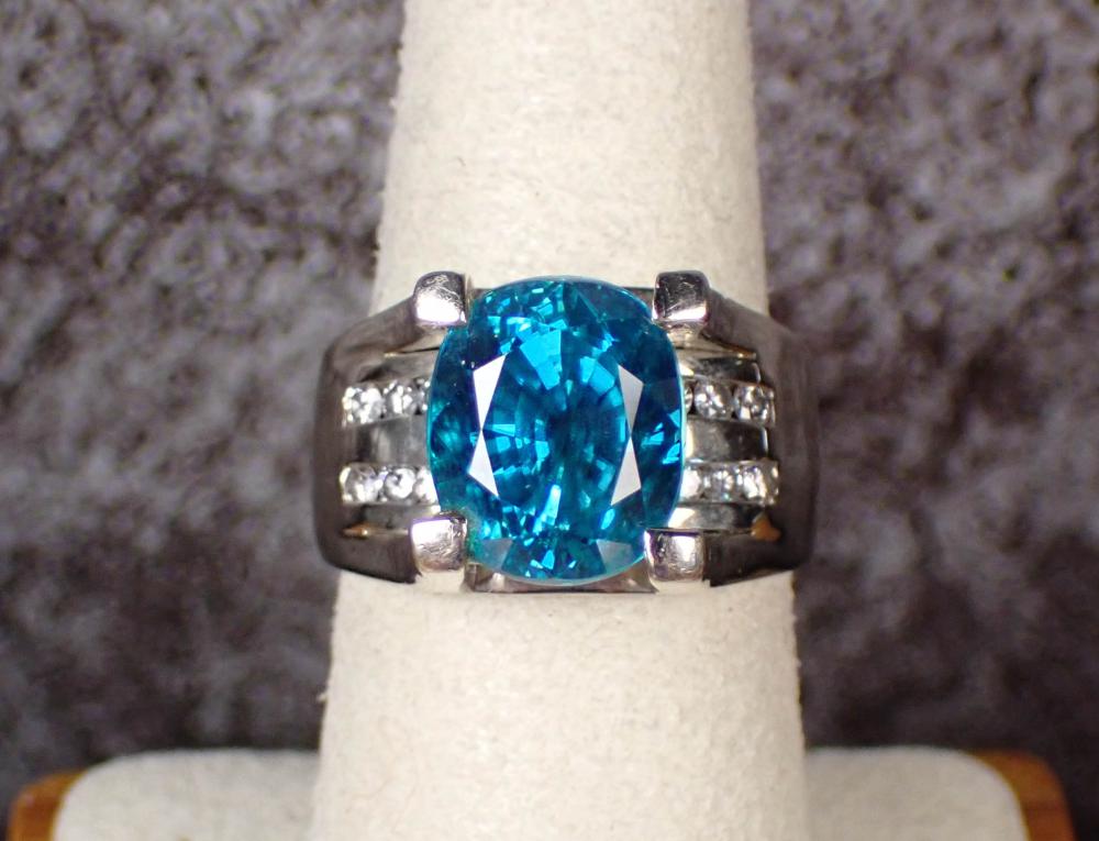 A DIAMOND AND BLUE ZIRCON RINGA 340ca5