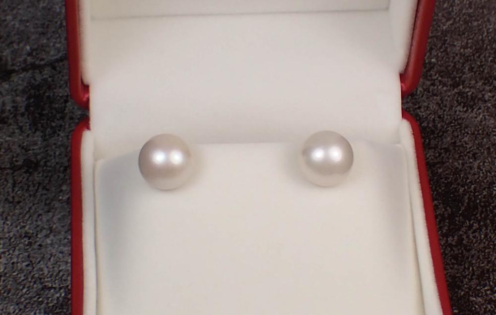 PAIR OF WHITE SOUTH SEA PEARL EAR 340cad