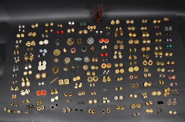 COLLECTION OF COSTUME JEWELRY AND 340d43