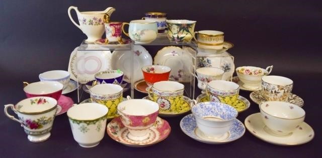 GROUPING OF PORCELAIN CUPS SAUCERS14 340d58