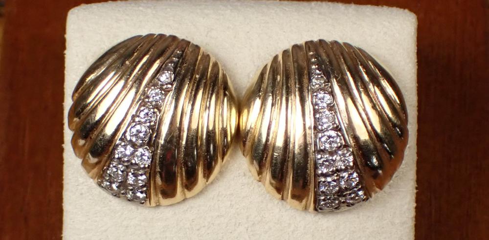 PAIR OF DIAMOND AND GOLD BUTTON 340d5d