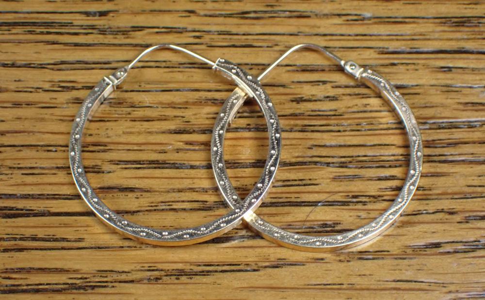 PAIR OF EIGHTEEN KARAT GOLD HOOP 340d71