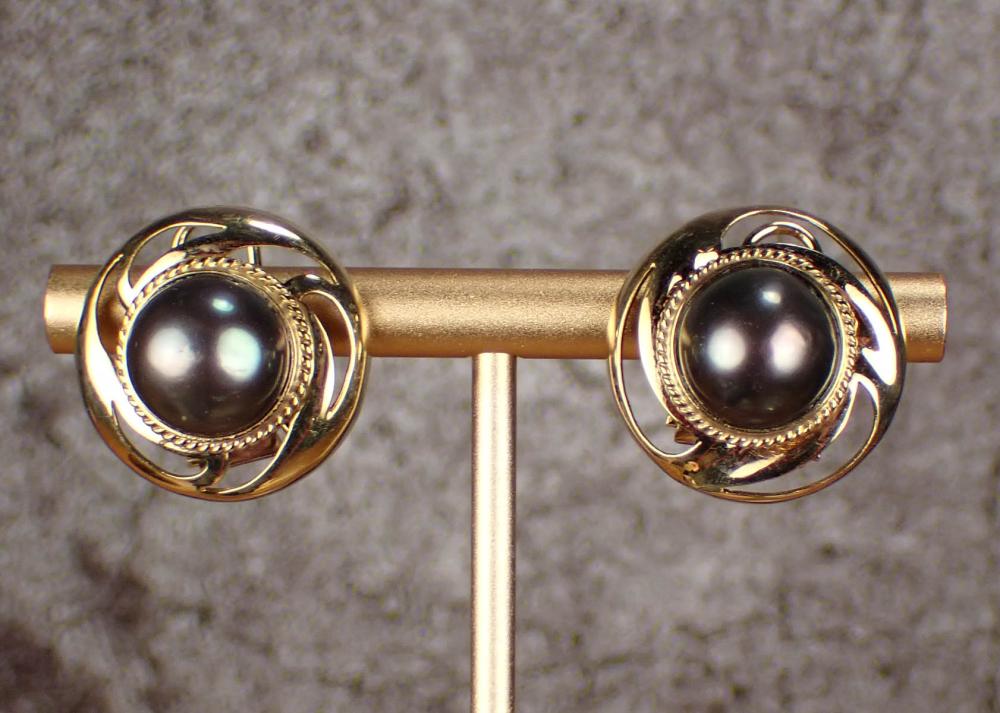 PAIR OF BLACK PEARL AND GOLD EARRINGSPAIR