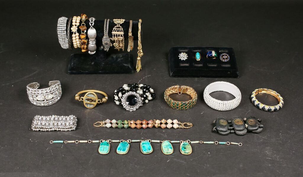 GROUPING OF COSTUME JEWELRY BRACELETS