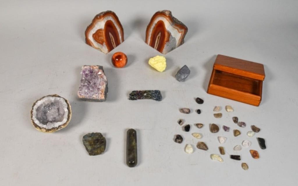 COLLECTION OF MINERALS AND GEMSCollection 34124f