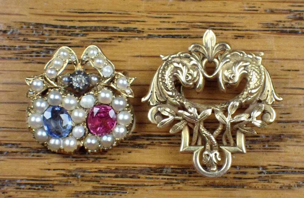 TWO VINTAGE BROOCHESTWO VINTAGE BROOCHES: