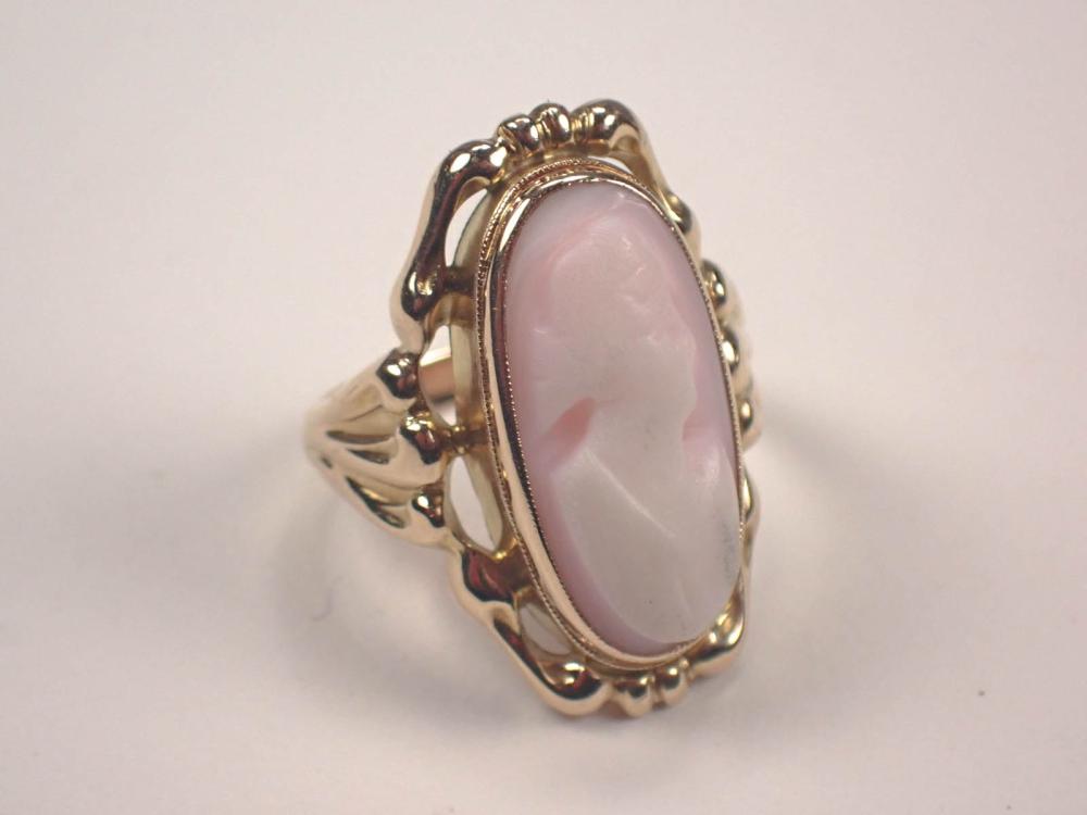 CAMEO AND TEN KARAT YELLOW GOLD RINGCAMEO