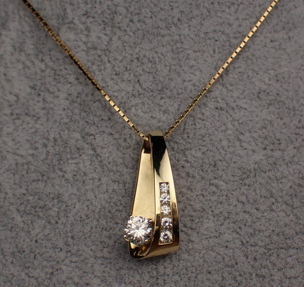 GOLD CHAIN NECKLACE WITH CUBIC