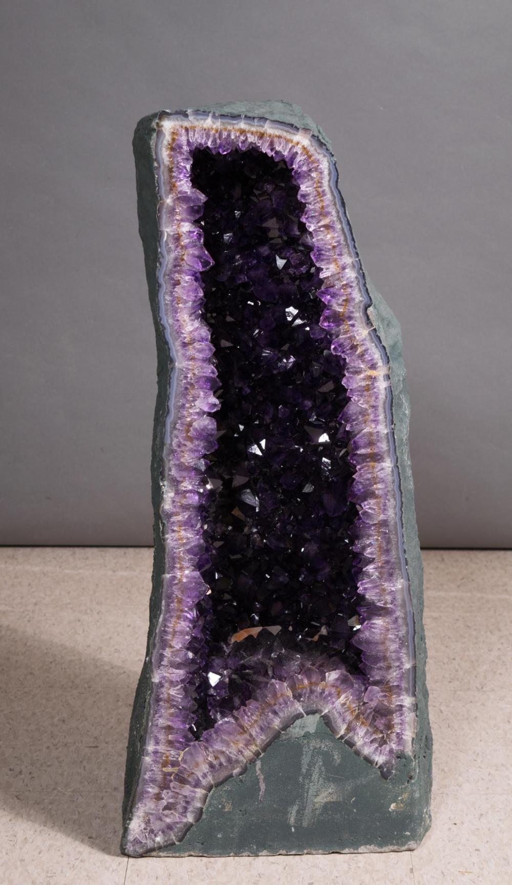 LARGE AMETHYST QUARTZ CAVE GEODELARGE 3414ae