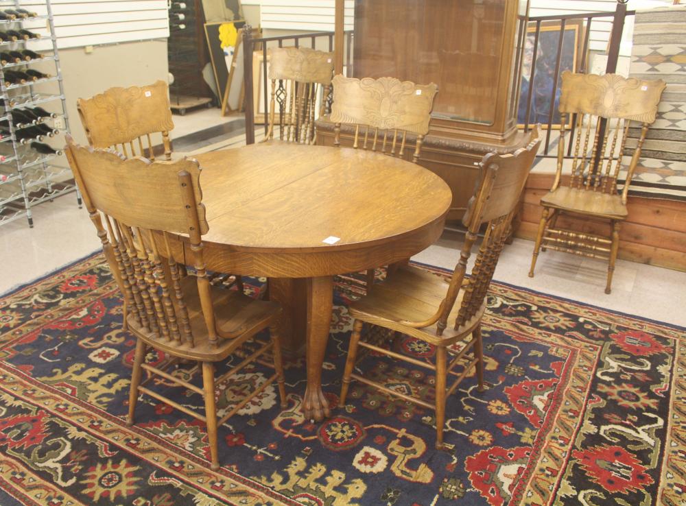 ROUND OAK DINING TABLE, SIX CHAIRS &