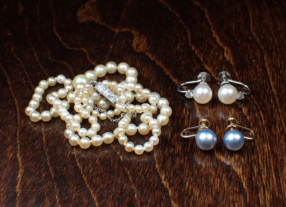 PEARL NECKLACE AND TWO PAIRS OF 34172d