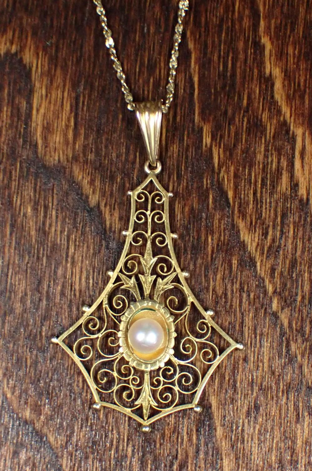 PEARL AND FOURTEEN KARAT GOLD PENDANT