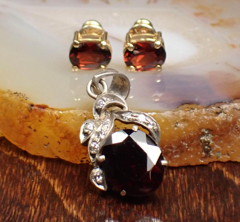 PAIR OF GARNET EAR STUDS AND GARNET