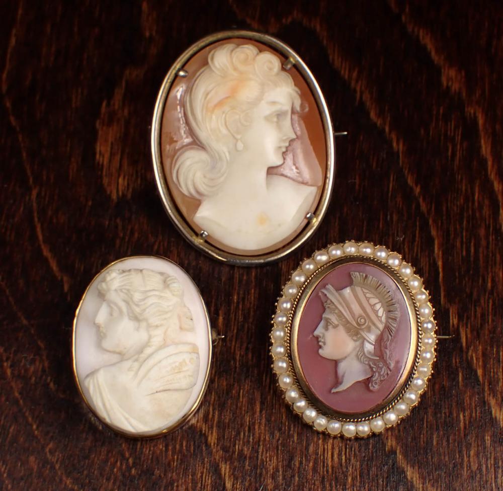 COLLECTION OF THREE CAMEO BROOCHESCOLLECTION