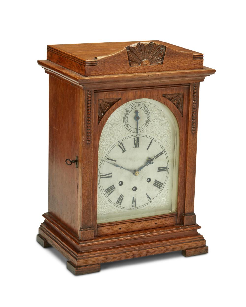 AN ENGLISH OAK BRACKET CLOCKAn 344039