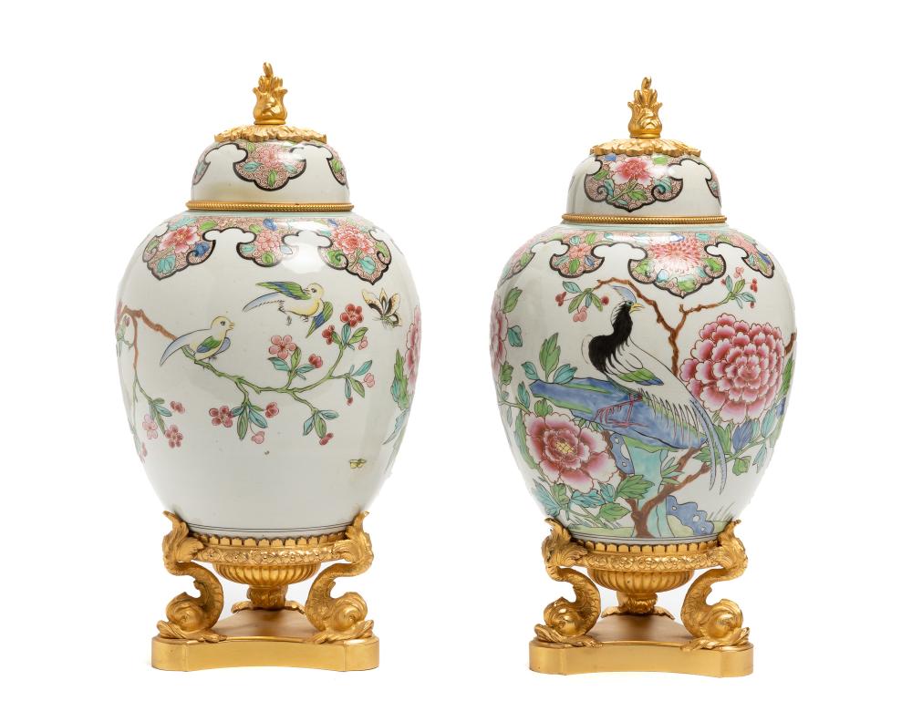 A PAIR OF CHINOISERIE LIDDED PORCELAIN