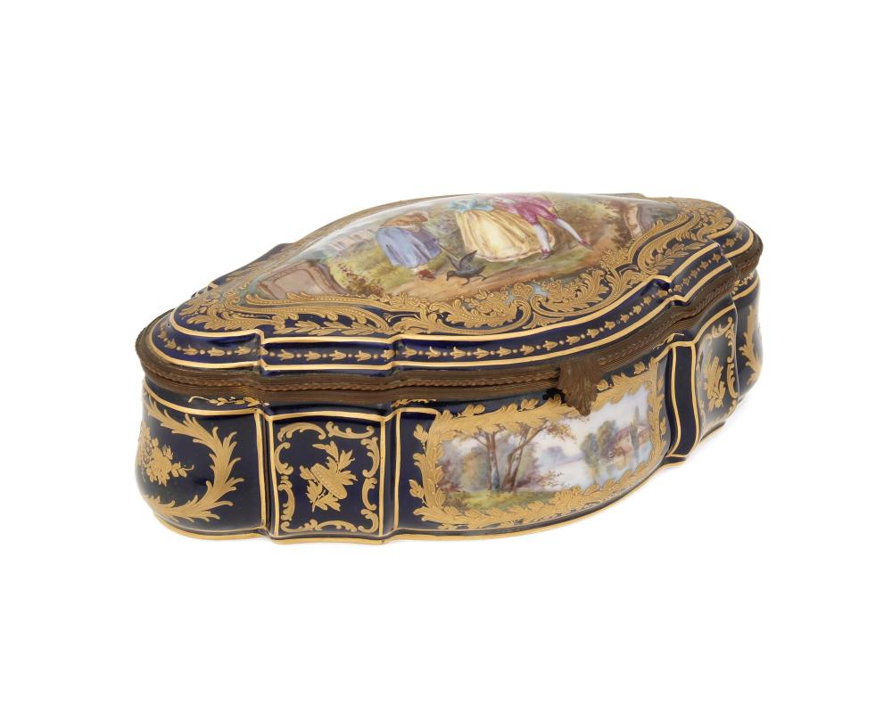 A SèVRES-STYLE LIDDED BOXA Sèvres-style