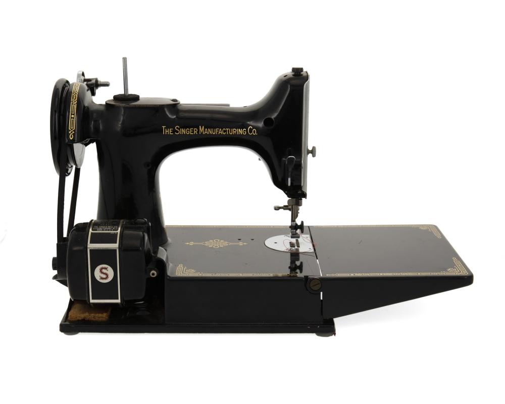 A SINGER FEATHERWEIGHT PORTABLE 344565
