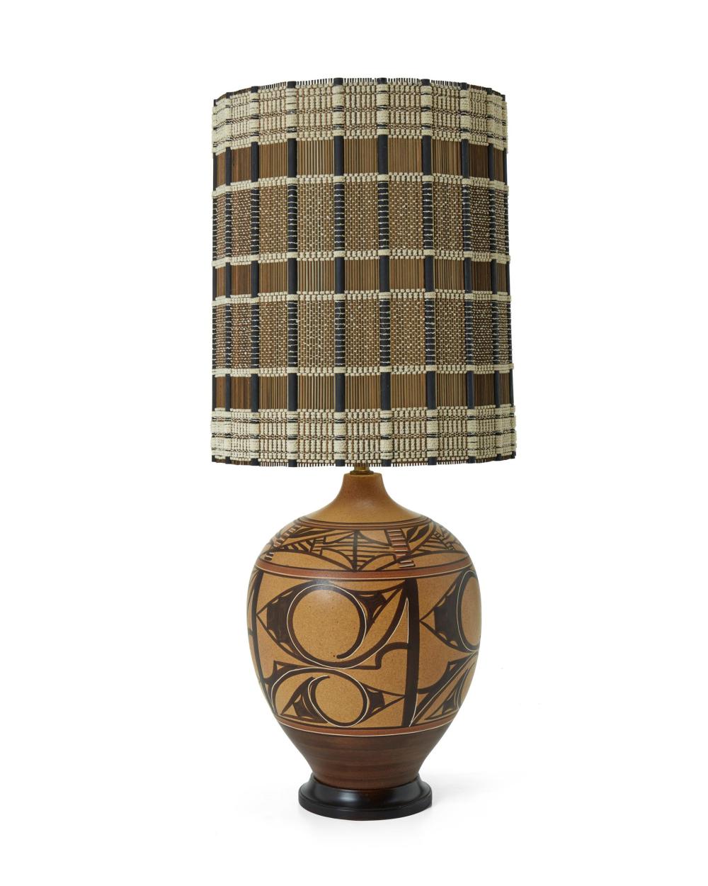 A LARGE MODERN TABLE LAMP WITH