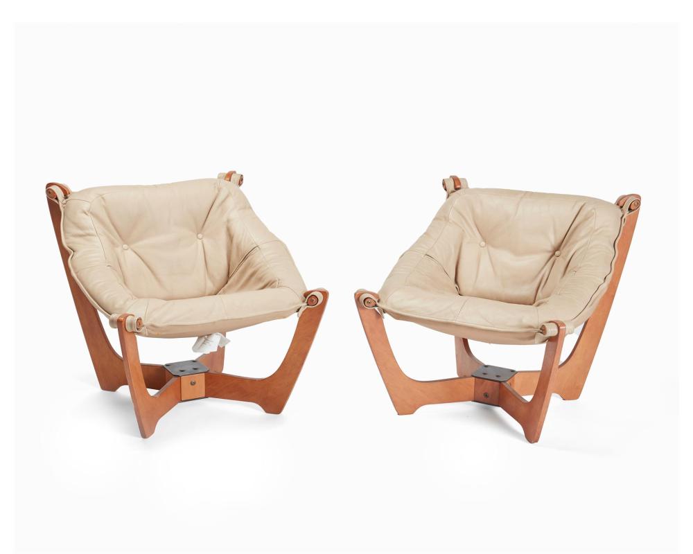 A PAIR OF ODD KNUTSEN LUNA LOUNGE 34467e