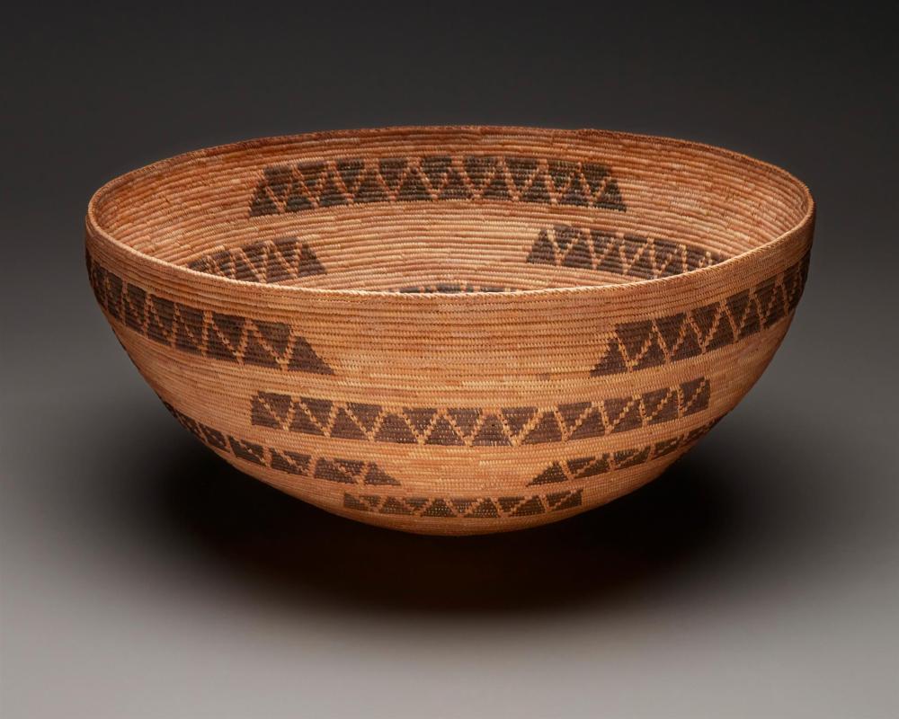 A LARGE POLYCHROME YOKUTS BASKETA 344762