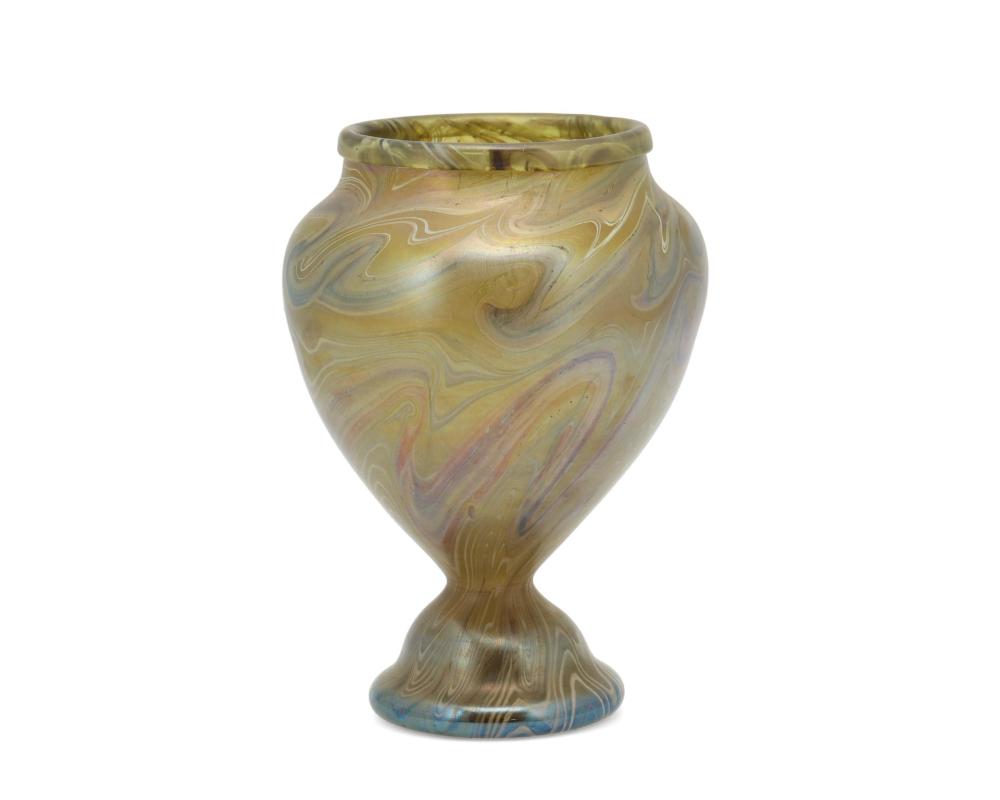 A LOETZ-STYLE ART GLASS VASEA Loetz-style