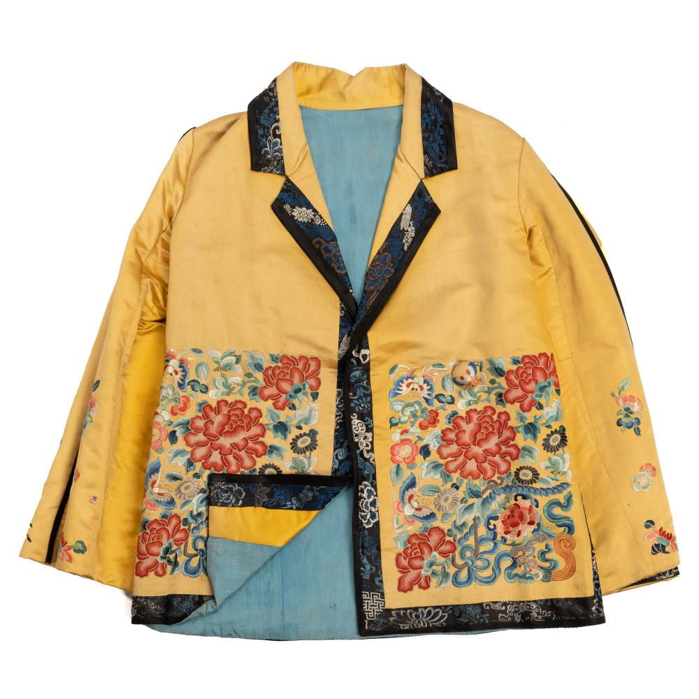 A CHINESE EMBROIDERED SILK JACKETA 344acd