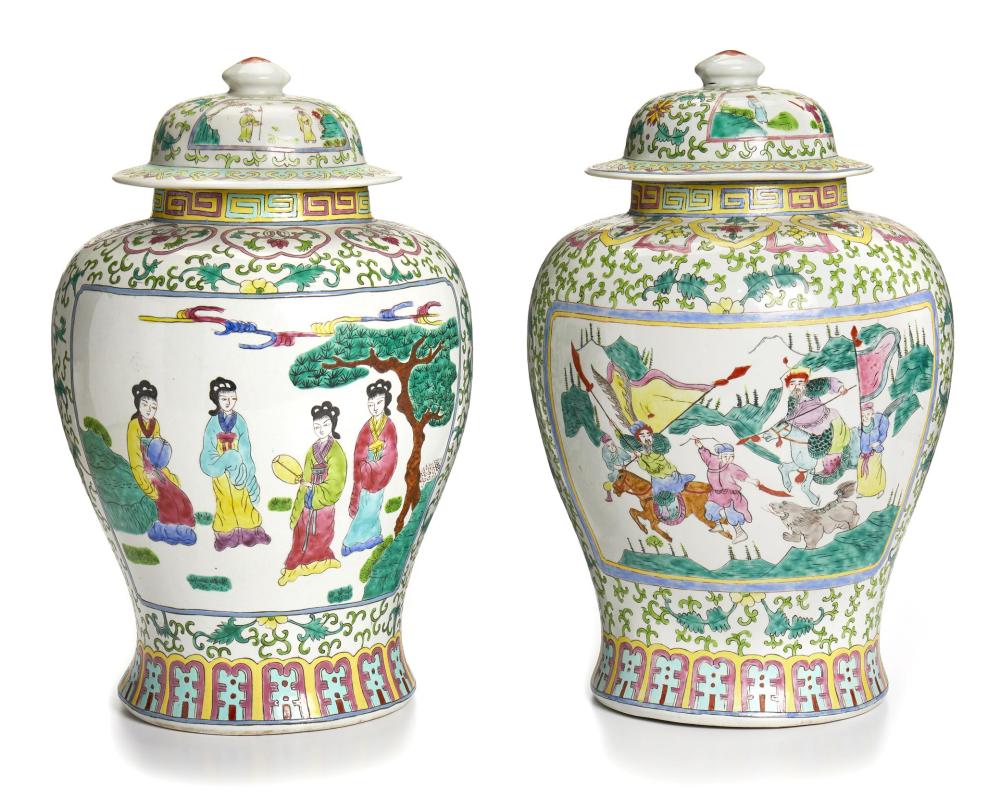 A PAIR OF CHINESE CERAMIC LIDDED