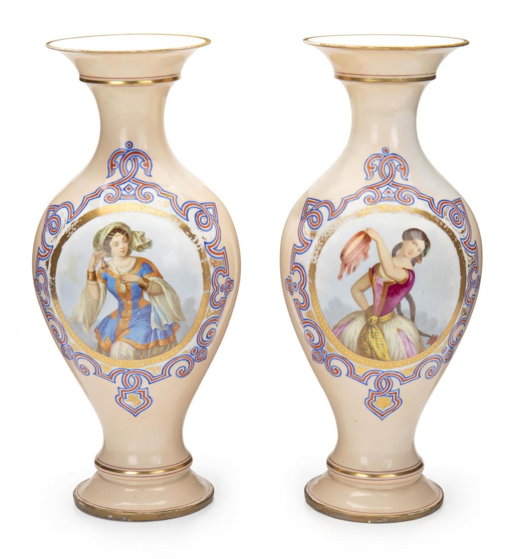 A PAIR OF CONTINENTAL PORCELAIN