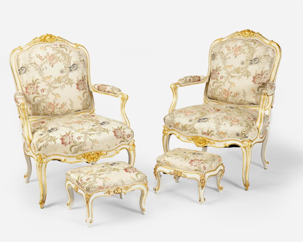 A PAIR OF LOUIS XVI STYLE CARVED 344e64