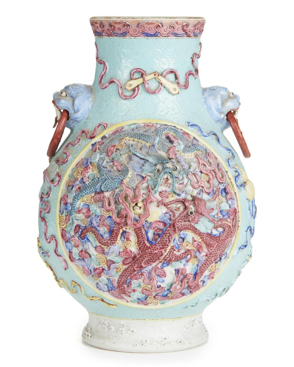 A CHINESE VASE WITH DRAGON MOTIFA