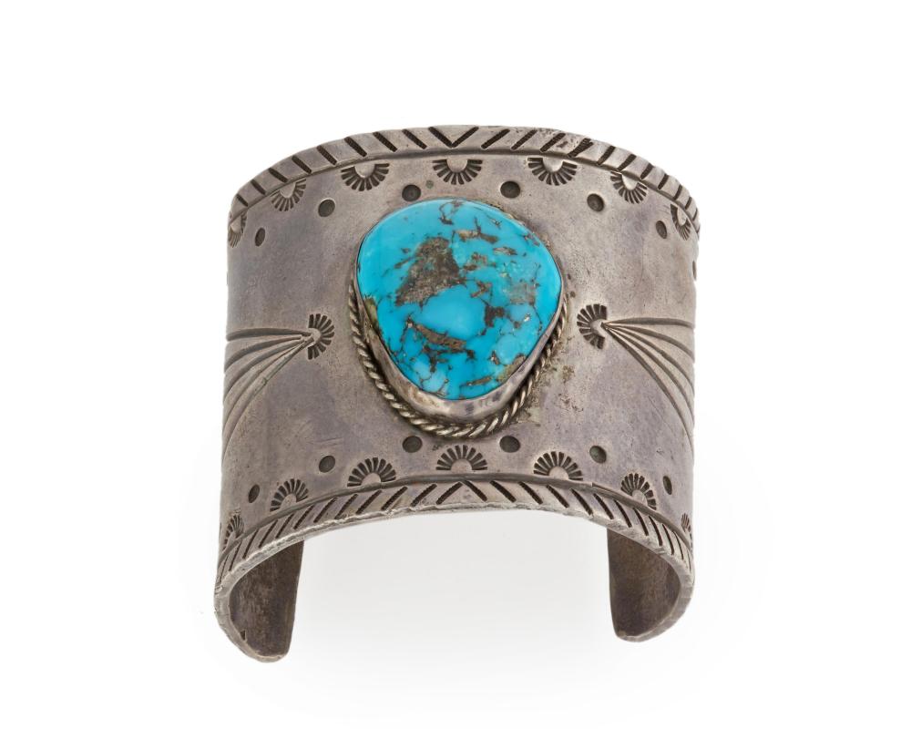 A NAVAJO WIDE CUFF BRACELETA Navajo 34307e