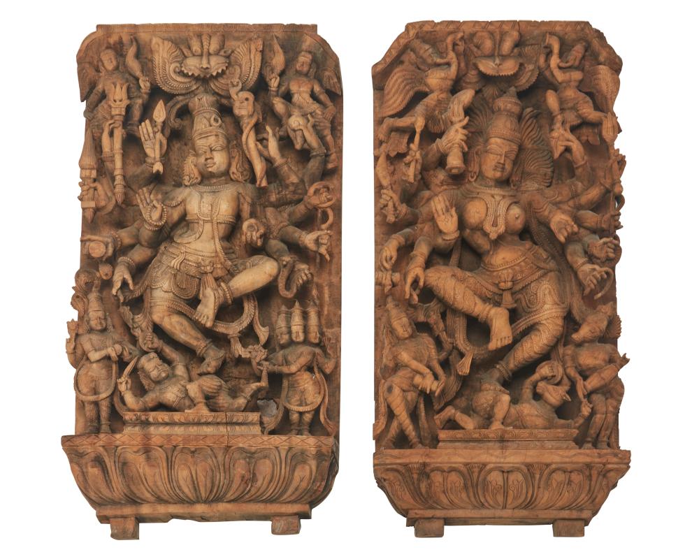 A PAIR OF SOUTH INDIAN WOOD CARVINGS 34320c