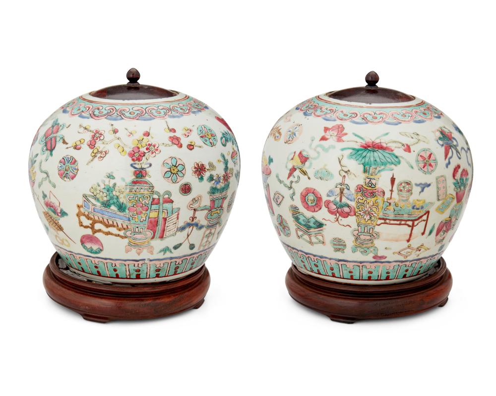 A PAIR OF CHINESE FAMILLE ROSE 34330c