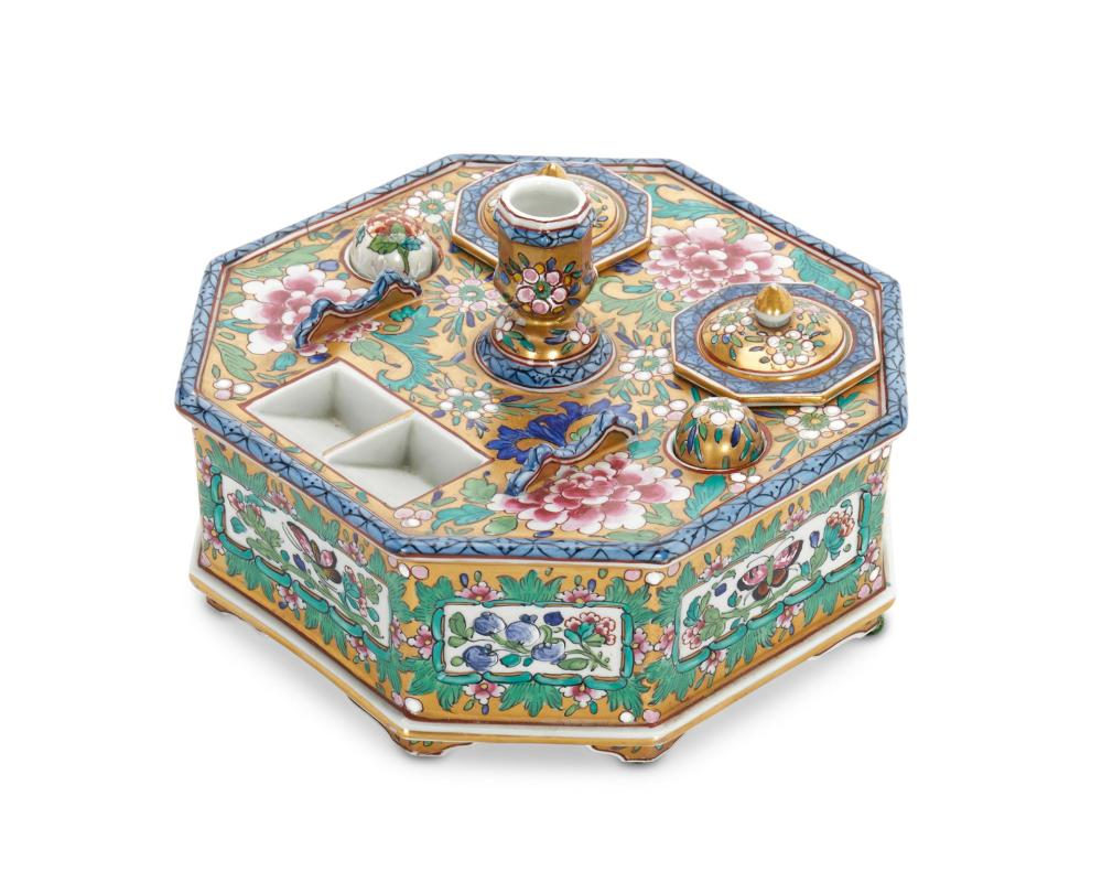 A CHINESE FAMILLE ROSE PORCELAIN 34330d