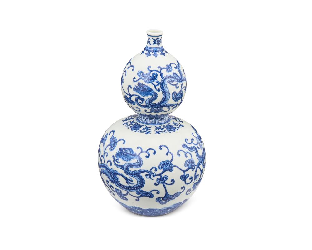 A CHINESE BLUE AND WHITE DOUBLE GOURD 343339