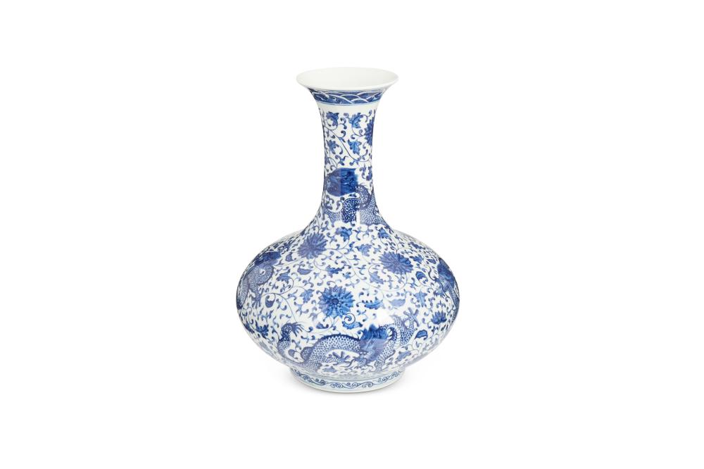 A CHINESE BLUE AND WHITE PORCELAIN 34333a