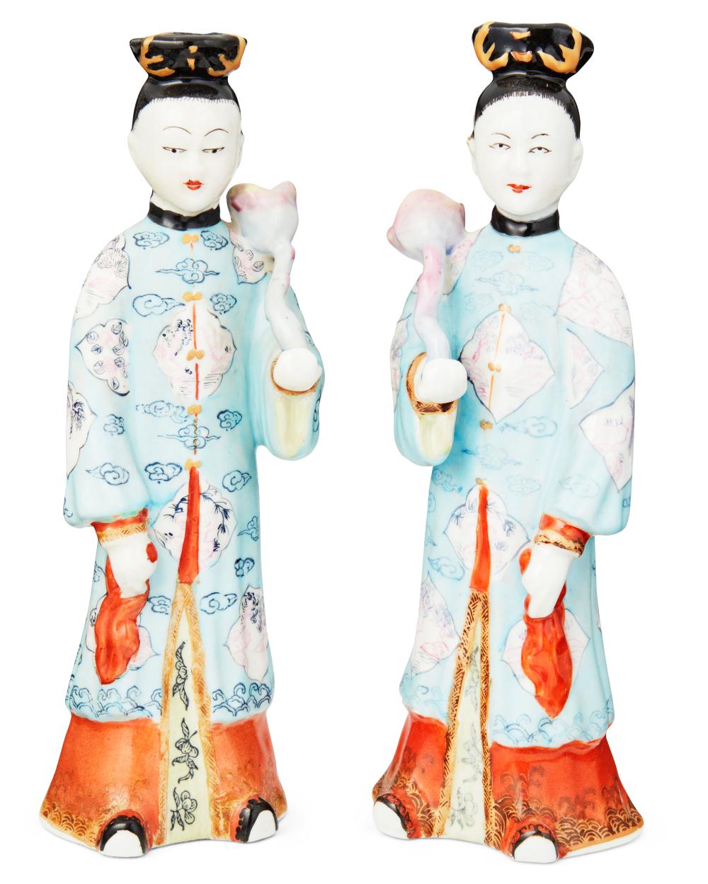 A PAIR OF FAMILLE ROSE PORCELAIN