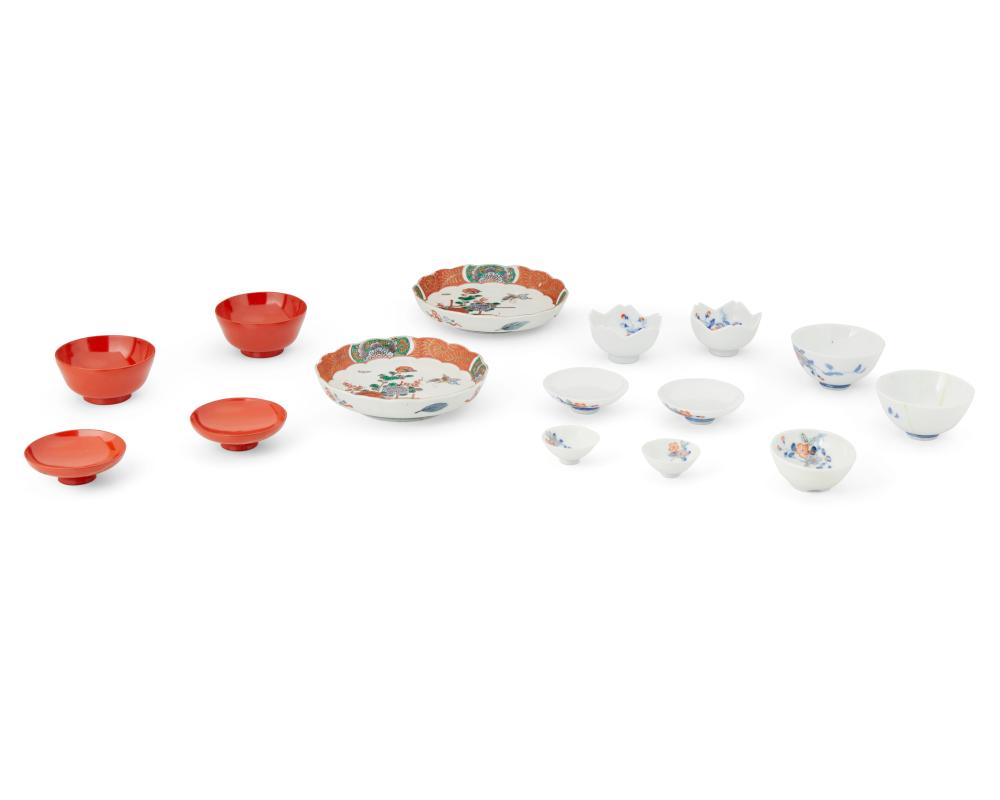 A GROUP OF JAPANESE PORCELAIN AND LACQUERWAREA