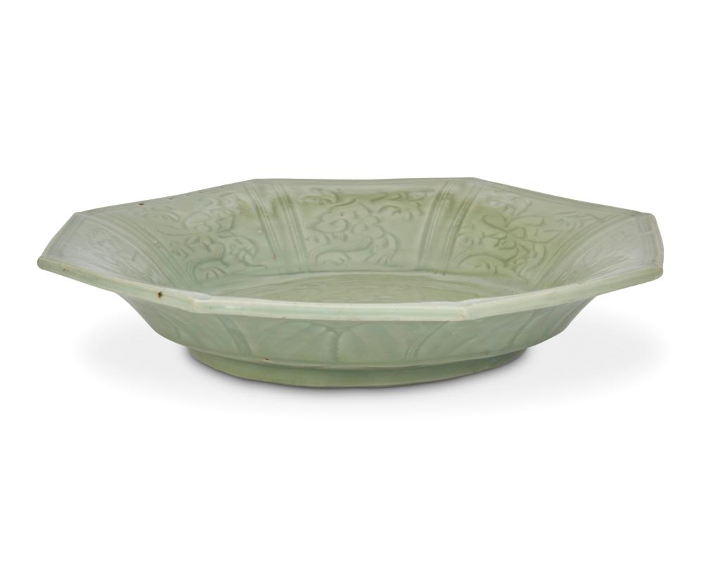 A CHINESE LONGQUAN CELADON OCTAGONAL 34343f