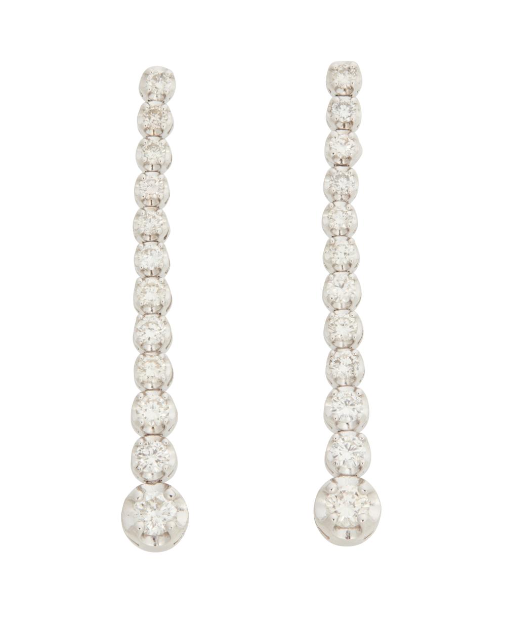 A PAIR OF DIAMOND DROP EARRINGSA