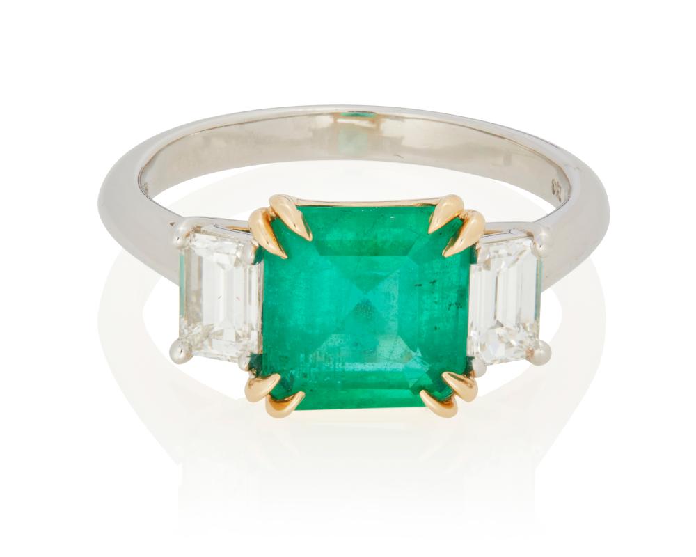 AN EMERALD AND DIAMOND RINGAn emerald