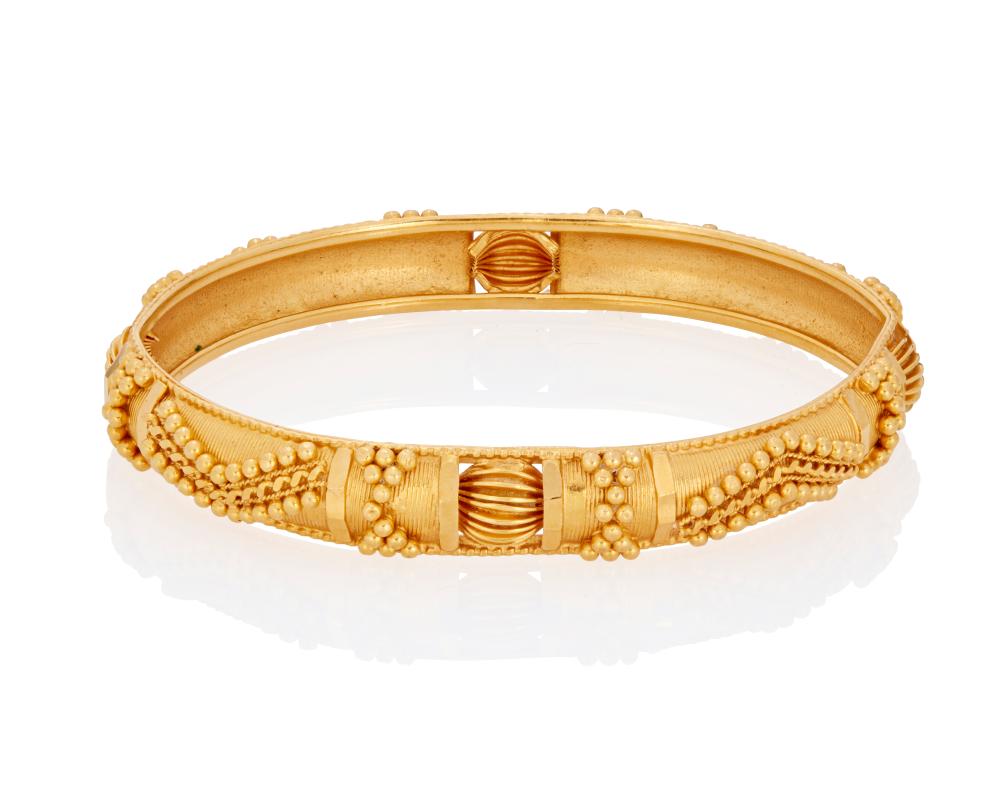 A HIGH KARAT GOLD BANGLE BRACELETA 343545