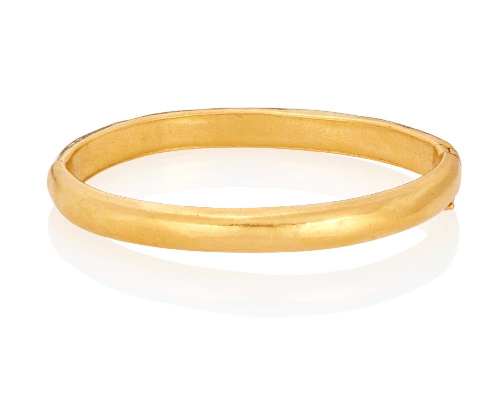 A HIGH KARAT GOLD BANGLE BRACELETA 343547