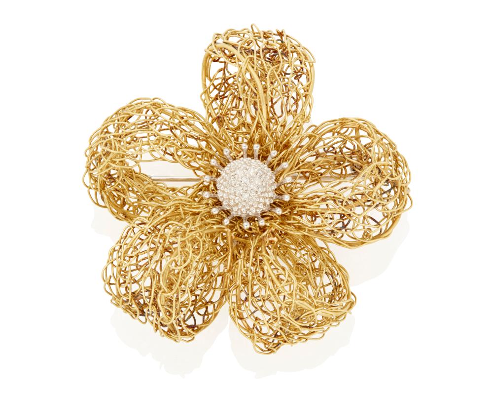 A GOLD AND DIAMOND FLOWER BROOCHA gold