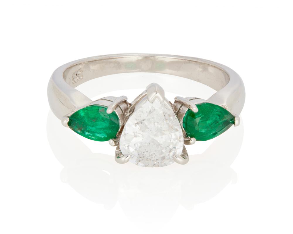 AN EMERALD AND DIAMOND RINGAn emerald 34356f