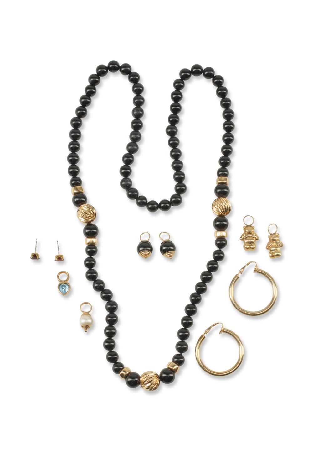 A MIXED GROUP OF 14K GOLD AND BLACK 34361c