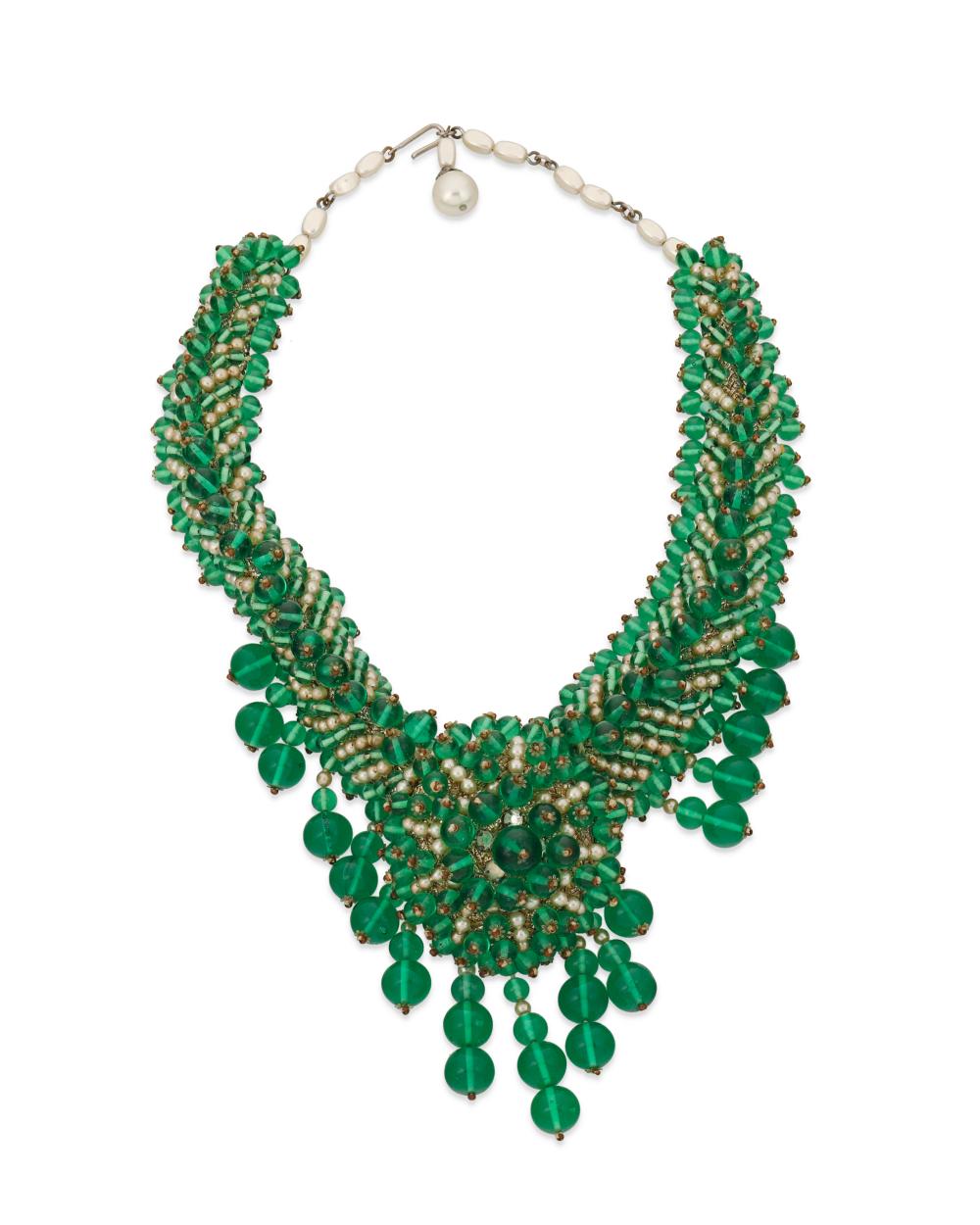 A GREEN GLASS GRIPOIX STYLE NECKLACEA 343628