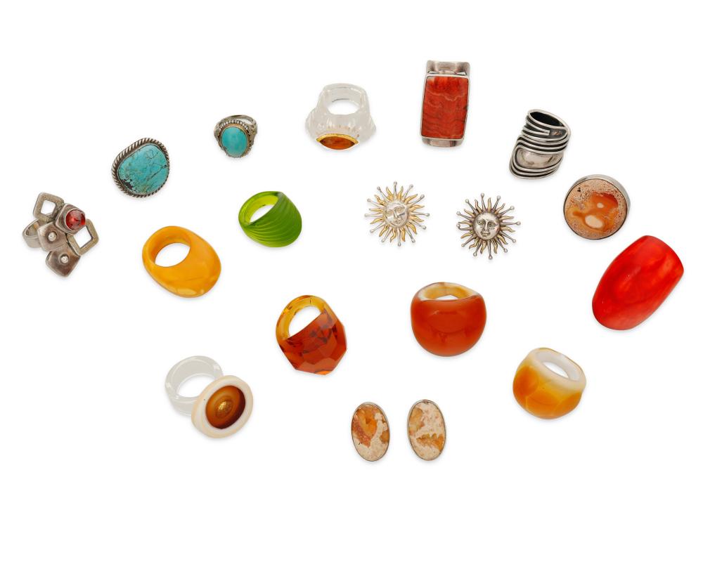 A GROUP OF COSTUME JEWELRY INCLUDING 34362f